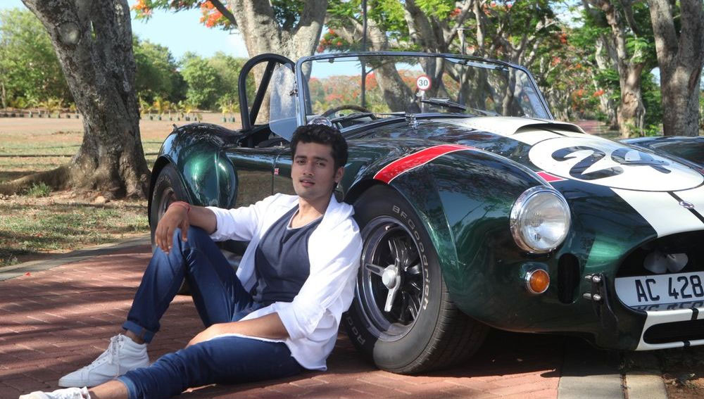 তাঁর নাম উৎকর্ষ শর্মা। তিনি পরিচালক অনিল শর্মার ছেলে। মায়ের নাম সুমন শর্মা।