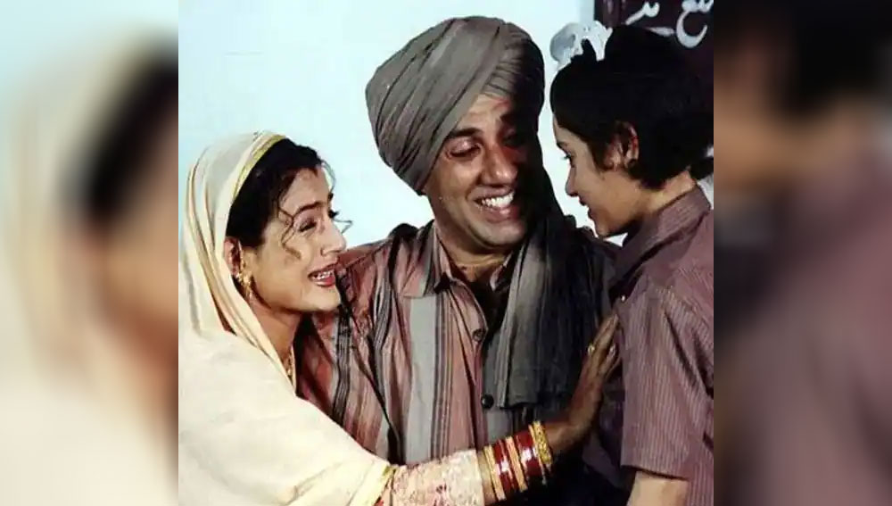 সে রকম এই ছবিতে সানি এবং আমিশার ছেলের ভূমিকায় যাকে দেখা গিয়েছিল, সেই জীতের নিরীহ মুখও জায়গা করে নিয়েছিল সকলের মনে। ‘গদর’ ছবির প্রসঙ্গ উঠলে আজও সেই শিশু শিল্পীর মুখ ভেসে ওঠে।