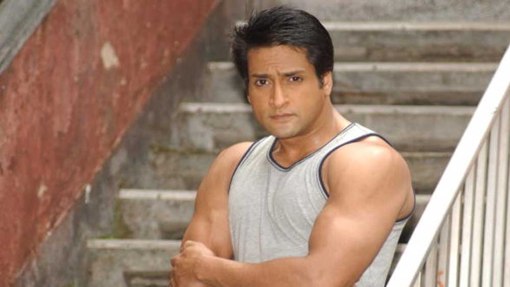 আদতে জয়পুরের বাসিন্দা ইন্দ্র কুমার বেশ কিছু দিন কাটিয়েছিলেন কলকাতায়। ১৯৯৫ সালে তিনি বাড়ি ছেড়ে পা রাখেন মুম্বইয়ে। তাঁর দু’চোখে তখন নায়ক হওয়ার স্বপ্ন। সুদর্শন ইন্দ্র কুমার প্রথমে কাজ করেছিলেন কিছু মিউজিক ভিডিয়োয়। কাজের সূত্রে তাঁর সঙ্গে পরিচয় হয় পরিচালক মহেশ কোঠারির।