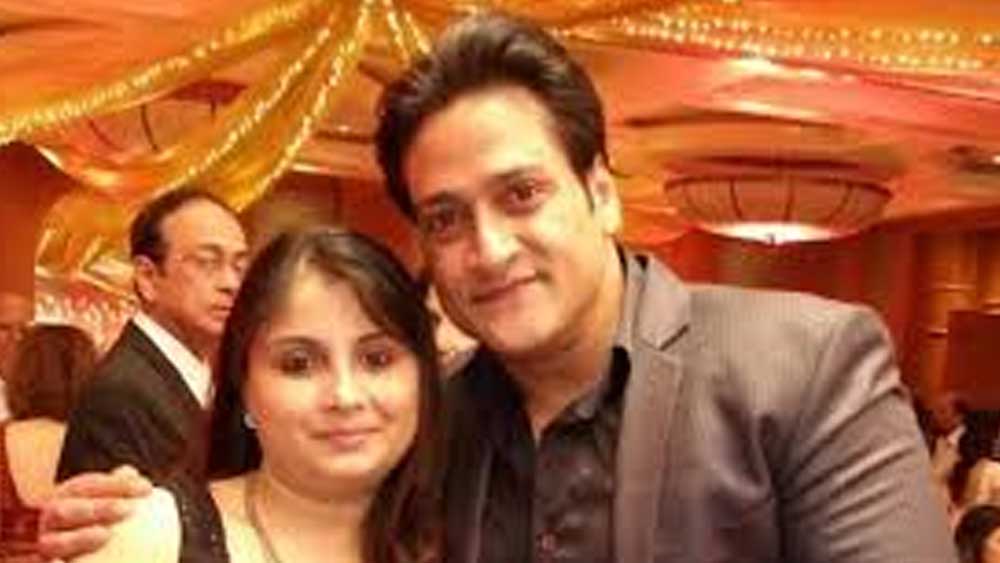 তরুণীর অভিযোগ ছিল, ছবিতে অভিনয়ের সুযোগ দেওয়ার নামে তাঁকে একাধিকবার ধর্ষণ করেছেন ইন্দ্র কুমার। তাঁর অভিযোগের ভিত্তিতে গ্রেফতার করা হয় ইন্দ্রকে। জীবনের সেই কঠিন সময়ে ইন্দ্রর পাশে ছিলেন তাঁর স্ত্রী পল্লবী। তিনি দাবি করেন, ওই তরুণী স্বেচ্ছায় ইন্দ্র কুমারের সঙ্গে সম্পর্ক তৈরি করেছিলেন। তাই, ওই ঘটনায় ইন্দ্রর মতো ওই তরুণীও সমান দায়ী।