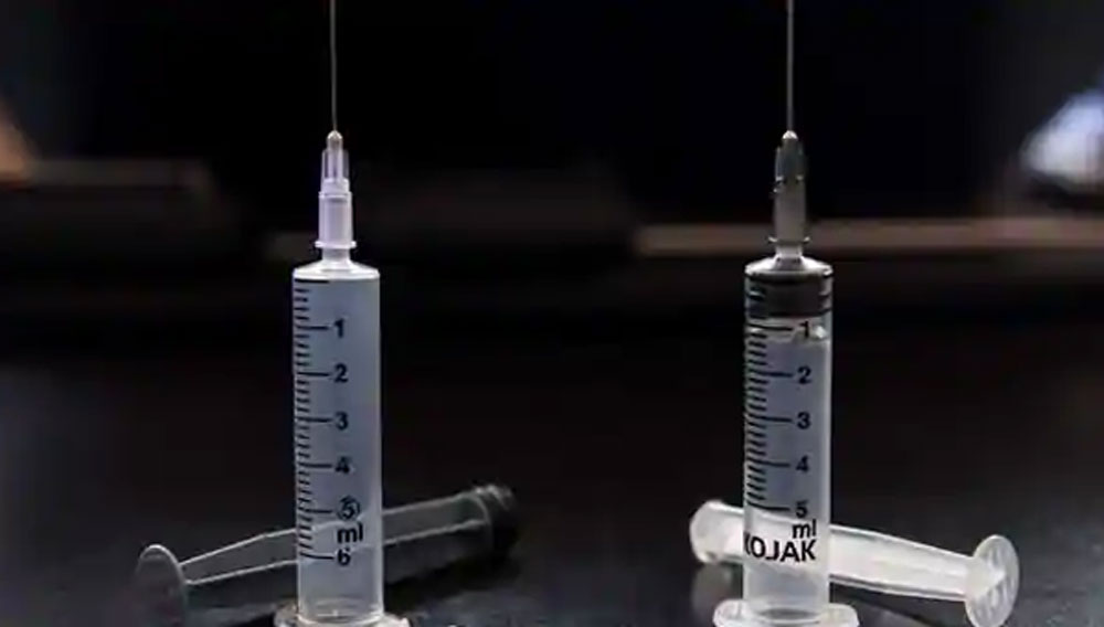 ফাইজার ভ্যাকসিনের জন্য ০.৩ মিলিলিটার সিরিঞ্জ, অ্যাস্ট্রাজেনেকা, ভারত বায়োটেকের জন্য ০.৫ মিলিলিটারের সিরিঞ্জ প্রস্তুত করে চলেছে।