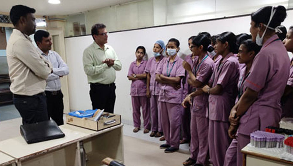 এইচএমডি সংস্থাটি মূলত পারিবারিক ব্যবসা তাঁদের। তবে ১৯৯৫ সাল নাগাদ আর্থিক সঙ্কট তৈরি হয়েছিল তাঁদের সামনে। অনেক শেয়ার বিক্রি করে দিতে হয়েছিল।