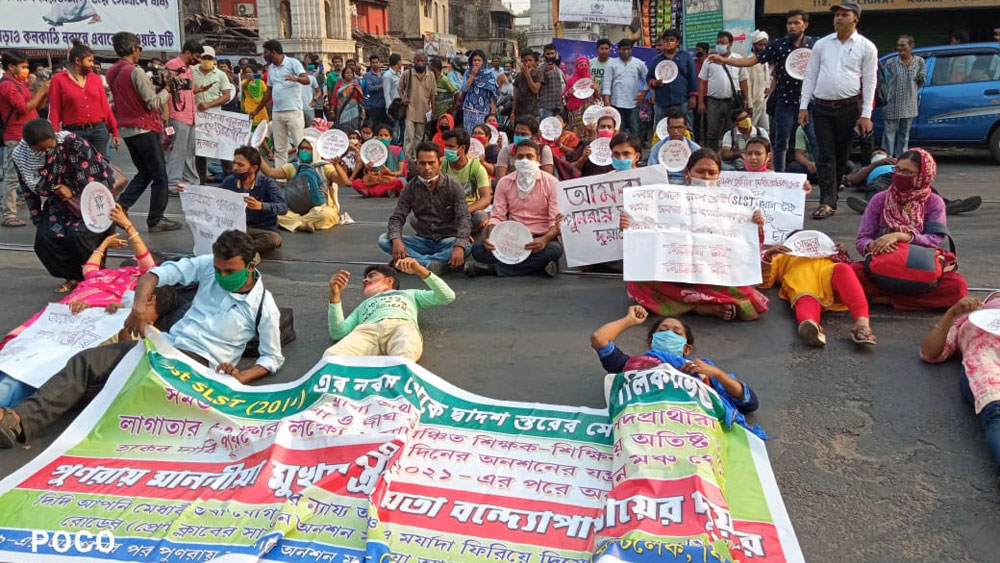 মুখ্যমন্ত্রীর বাড়ির সামনে রাস্তায় শুয়ে বিক্ষোভ দেখান নবম-দশম শ্রেণির এসএসসি চাকরিপ্রার্থীরা।