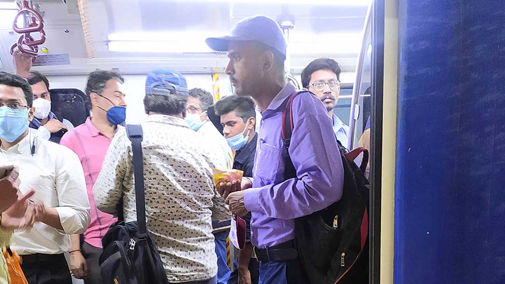 মেট্রোয় গাদাগাদি ভিড়েও অনেকের মুখেই নেই মাস্ক। 