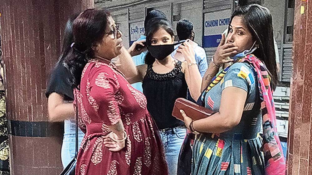 চাঁদনি চক স্টেশনের প্ল্যাটফর্মে মাস্ক ছাড়াই অপেক্ষায় যাত্রীরা। মঙ্গলবার। 