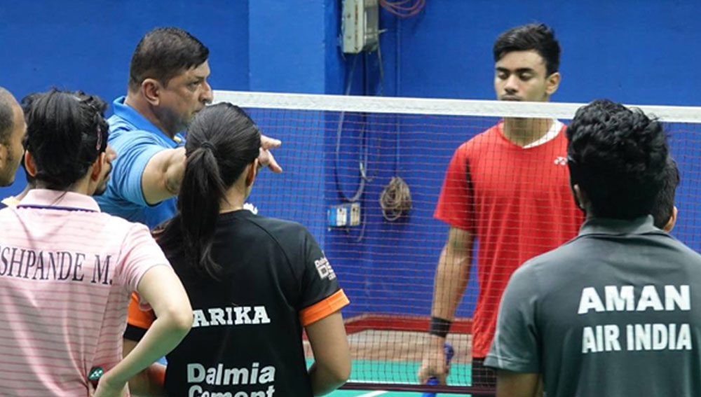 তখন তিনি ওই ফার্মাসিউটিক্যাল সংস্থায় কর্মরত ছিলেন। অফিস থেকে ছুটি নিয়ে পাতিয়ালার ব্যাডমিন্টনে কোচ হওয়ার একটি কোর্স-এ ভর্তি হন। সে সময়ে জেলা এবং রাজ্যস্তরের ব্যাডমিন্টন প্রতিযোগিতায় অংশ নিতেও শুরু করেন।