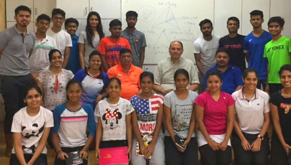 পড়াশোনা সম্পূর্ণ করার পর একটি ফার্মাসুটিক্যাল সংস্থায় কাজ পান তিনি। মোটা মাইনের এই চাকরিতে সংসার তো হেসেখেলে চলে যেত, কিন্তু মন ভাল ছিল না তাঁর। সব সময়ই পেশাগত ব্যাডমিন্টন খেলোয়াড় হওয়ার কথা ভাবতেন।