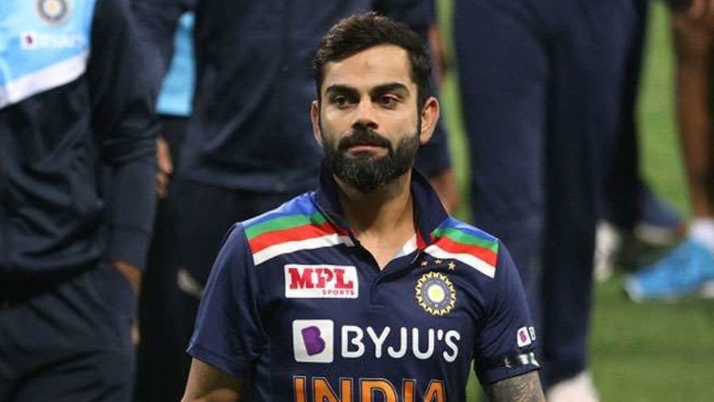 বিরাট কোহলী: ঘরের মাঠে ১০ হাজার আন্তর্জাতিক রান তাঁর দখলে। প্রথম ম্যাচে বেশ ছন্দে দেখাচ্ছিল তাঁকে। হঠাৎ করেই যেন উইকেট দিয়ে আসেন। অর্ধ শতরান পেলেও সমর্থকরা তাঁর ব্যাট থেকে শতরান দেখতে চাইছেন।