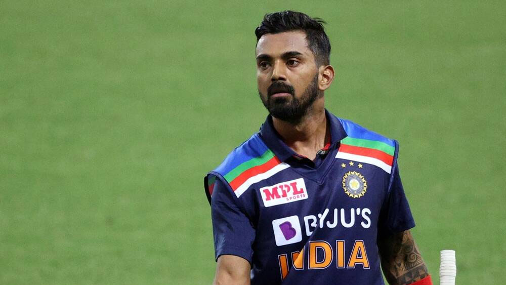 লোকেশ রাহুল: ঋষভ পন্থ নয়, একদিনের ক্রিকেটে তাঁকেই বেছে নেওয়া হয়েছে উইকেটরক্ষক হিসেবে। ঝোড়ো ইনিংসে বুঝিয়ে দিয়েছেন ছন্দ ফিরে পেয়েছেন। এমন একজন ব্যাটসম্যানকে মাঠের বাইরে রাখতে চাইবে না ভারত।