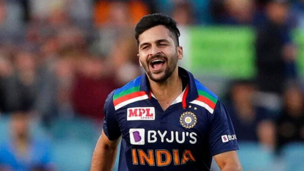 শার্দূল ঠাকুর: ৬ ওভার বল করে ৩ উইকেট তুলে নেন তিনি। সাদা বলের ক্রিকেটে ত্রাস হয়ে উঠছেন এই পেসার।