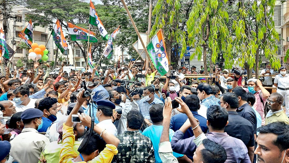 মনোনয়ন জমা দেওয়ার জন্য তৃণমূল সমর্থকদের গিজগিজে ভিড়ে দূরত্ব-বিধির বালাই নেই। বুধবার, বিধাননগরে।