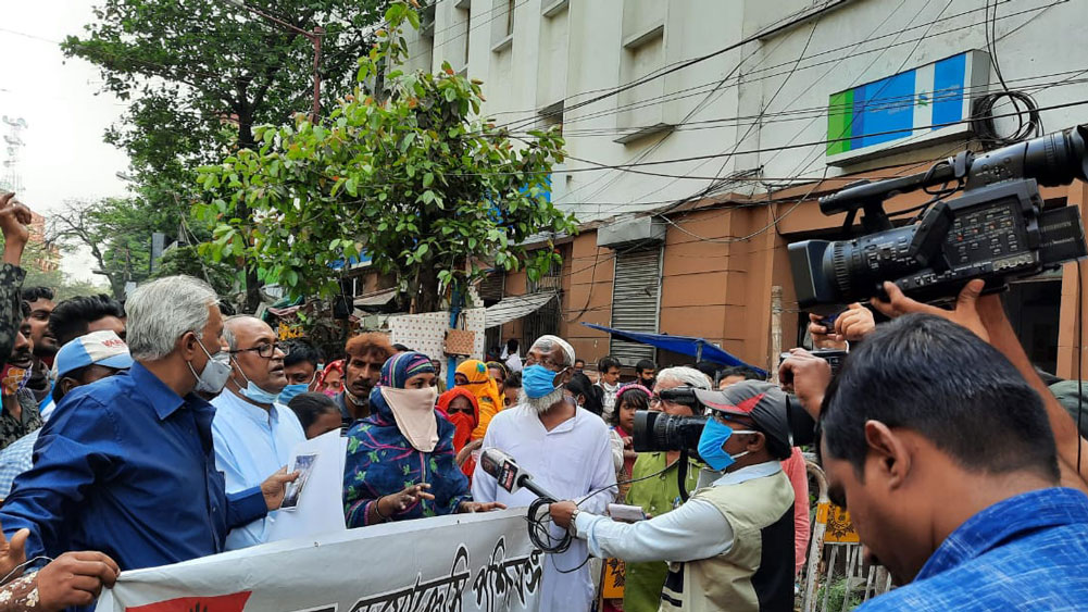 নির্বাচন কমিশনের সিইও-র দফতরের সামনে বিক্ষোভ ঘরছাড়া দের নিয়ে।