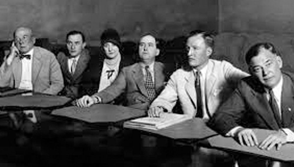 কিন্তু চিলেকোঠার দরজা খুলে ওট্টোর সঙ্গে পরিচয় হওয়ার পর আইনজীবী পুরো ঘটনাটি জানতে পারেন। ওট্টো আসলে তাঁর প্রেমিক এবং কী ভাবে তাঁরা দু’জনে উইলিয়ামকে খুন করেছিলেন, সবটা জেনে ফেলেছিলেন তিনি।