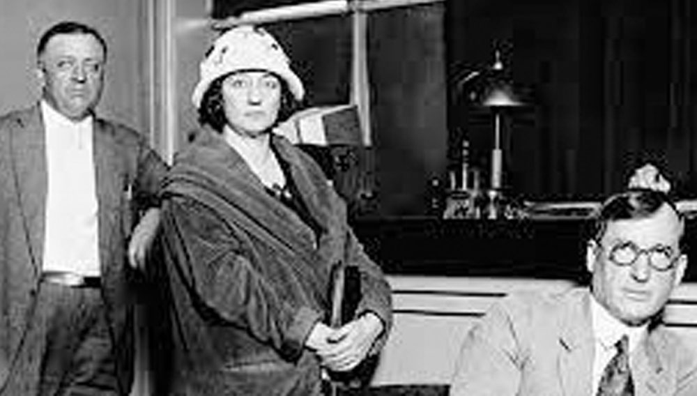 এর পরেও ওই বাড়িতে দু’জনে আগের মতোই একসঙ্গে থাকতেন। কিন্তু এর কয়েক বছর পর ডলির জীবনে নতুন পুরুষের আগমণ ঘটে। এক আইনজীবীর সঙ্গে সম্পর্কে জড়িয়ে পড়েন তিনি।