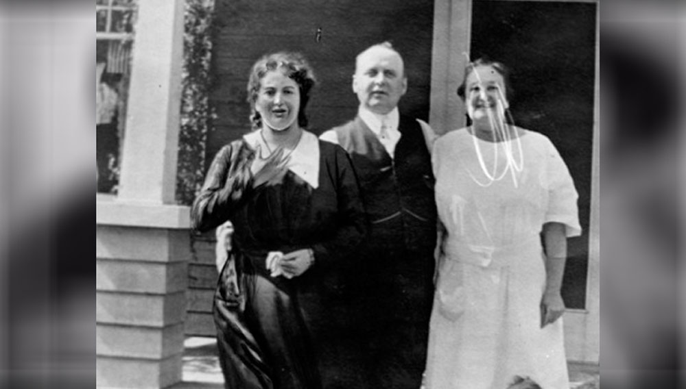 প্রতিবেশীদের কাছে তিনি ওট্টোকে নিজের দূর সম্পর্কের ভাই বলে পরিচয় দিয়েছিলেন। তা সত্ত্বেও বিষয়টি প্রতিবেশীরা ভাল ভাবে নিচ্ছিলেন না। সে কারণে ওট্টোকে বাড়িতে লুকিয়ে রাখাই শ্রেয় মনে করেন ডলি।