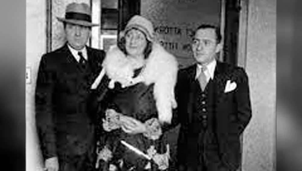 স্বামী এবং প্রেমিক ওট্টোর সঙ্গে ১০ বছর একই ঘরে থাকতেন ডলি। তবে মজার বিষয় ছিল ১০ বছরের একটি দিনও তাঁর স্বামী সে সত্য জানতে পারেননি। ঘরের মধ্যে ওট্টোকে এমন একটি জায়গায় লুকিয়ে রেখেছিলেন ডলি যে কোনওদিন তৃতীয় ব্যক্তির উপস্থিতির আঁচটুকুও পাননি তিনি।