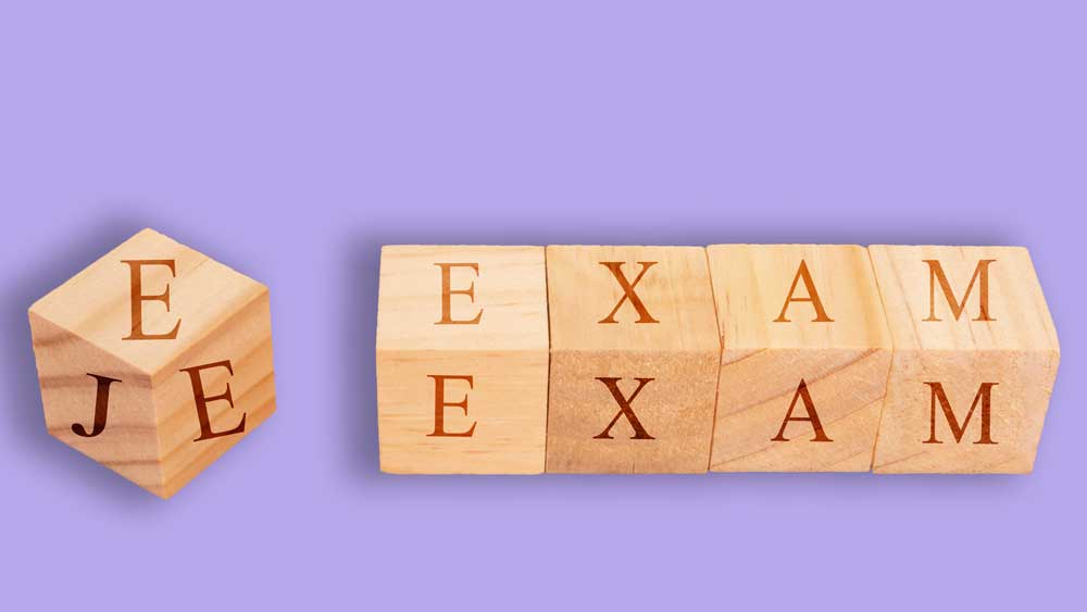 ফেব্রুয়ারিতে একবার জেইই মেইন দিয়েছিলেন কাব্য। সে বার তাঁর ‘আশানুরূপ’ ফল না হওয়ার কারণ রসায়নে কিছুটা পিছিয়ে থাকা। তাই দ্বিতীয় প্রচেষ্টায় নিজের প্রস্তুতির কোনও খামতি রাখতে চাননি তিনি।