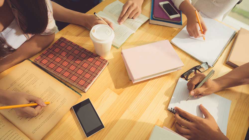 কাব্য অবশ্য বরাবরই মেধাবী। দশম শ্রেণির চূড়ান্ত পরীক্ষায় তিনি ৯৭.৬ পার্সেন্টাইল পেয়েছিলেন। মে মাসে বসবেন দশম শ্রেণির চূড়ান্ত পরীক্ষায়। সেই মাসেই জেইই মেইন-এর দ্য অল ইন্ডিয়া র‌্যাঙ্ক প্রকাশিত করবে ন্যাশনাল টেস্টিং এজেন্সি বা এনটিএ।