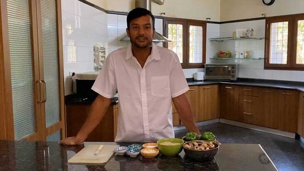 ময়াঙ্কের বেল পেপার দিয়ে বাটার গার্লিক মাশরুম রান্নার ভিডিয়ো নেটমাধ্যমে খুব জনপ্রিয় হয়েছিল।