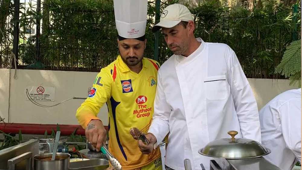 ঝোল মাখা শুকনো শুকনো ভিন্ডি আমচুরি, আলুগোবির সঙ্গে ডাল এবং বিভিন্ন তরকা রাঁধতে পারেন ভাজ্জি।