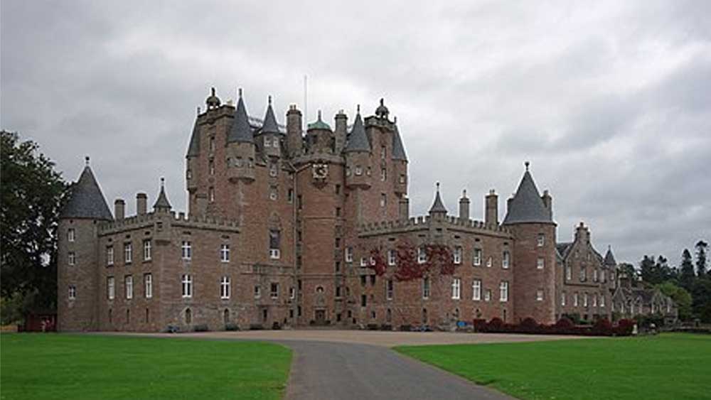 স্কটল্যান্ডের গ্ল্যামিস প্রাসাদে নিজের মামাবাড়িতে মার্গারেটের জন্ম ১৯৩০ সালের ২১ অগস্ট। রাজ পরিবারে তিনি ছিলেন সকলের আদরের ‘মার্গট’। জন্মগ্রহণের পরে ইচ্ছে করেই স্থানীয় গির্জায় মার্গটের নাম দেরিতে নথিভুক্ত করা হয়েছিল। যাতে ধারাবাহিকতার ক্রম অনুসারে ‘১৩’ সংখ্যাটা এড়ানো যায়।