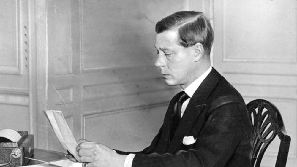 ঠাকুরদাকে অবশ্য বেশি দিন পাননি দুই রাজকন্যা। মার্গারেট যখন ৫ বছরের, মারা যান তাঁদের ঠাকুরদা রাজা পঞ্চম জর্জ। এর পর সিংহাসনের দাবিদার ছিলেন পঞ্চম জর্জের বড় ছেলে রাজা অষ্টম এডওয়ার্ড। কিন্তু তাঁর রাজত্বকাল ছিল মাত্র ১ বছরের। তার পরেই তিনি সিংহাসনচ্যুত হন নিজের প্রেমের প্রতি দায়বদ্ধ থাকতে।