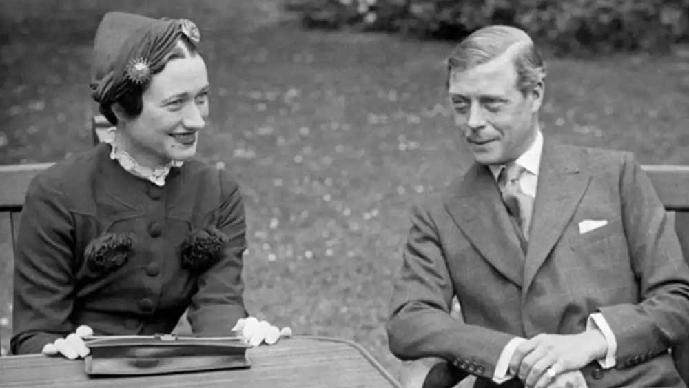 আমেরিকান সুন্দরী ওয়ালিস সিম্পসনের প্রেমে পড়েছিলেন অষ্টম এডওয়ার্ড। কিন্তু সাধারণ পরিবারের তরুণী তথা দু’বারের ডিভোর্সি ওয়ালিসকে ব্রিটেনের মহারানি বলে মানতে রাজি ছিল না রাজপরিবার। চার্চ অব ইংল্যান্ড এবং তৎকালীন ব্রিটিশ সরকার (ডোমিনিয়ন গভর্নমেন্ট), দুই তরফেই জানিয়ে দেওয়া হয়েছিল, ওয়ালিসকে মহারানি হিসেবে মেনে নেওয়া হবে না।