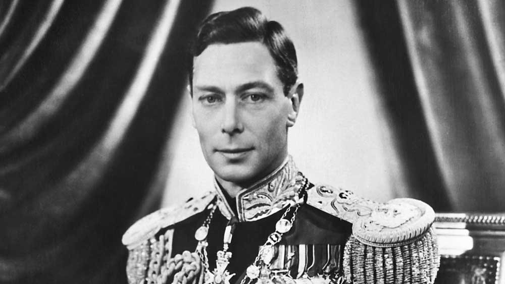 রাজসিংহাসন এবং প্রেয়সীর মধ্যে অষ্টম এডওয়ার্ড বেছে নিয়েছিলেন দ্বিতীয়টিকেই। ১৯৩৬ সালের ১১ ডিসেম্বর তিনি সিংহাসনচ্যুত হন। ব্রিটেনের রাজা হন তাঁর ভাই রাজা ষষ্ঠ জর্জ। এর পর বাবা মা এবং দিদির সঙ্গে মার্গারেট চলে আসেন বাকিংহাম প্রাসাদে। উত্তরাধিকারসূত্রে বিশ্বের অন্যতম সেরা এই প্রাসাদ হয়ে ওঠে তাঁদের বাসস্থান।