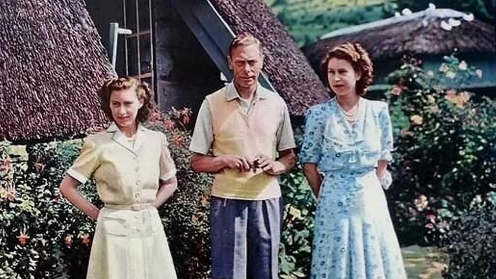 দুই মেয়েই ছিলেন রাজা ষষ্ঠ জর্জের অত্যন্ত প্রিয়। বড় মেয়েকে তিনি বলতেন তাঁর ‘গর্ব’। ছোট মেয়ে ছিলেন তাঁর ‘আনন্দ’। এ ভাবেই বর্ণনা করতেন তিনি। দ্বিতীয় বিশ্বযুদ্ধের সময় নিরাপত্তার কারণে দুই রাজকন্যাকে পাঠিয়ে দেওয়া হয়েছিল বালমোরাল প্রাসাদে। পরে পরিস্থিতি স্বাভাবিক হলে তাঁরা ফিরে আসেন বাকিংহামে।