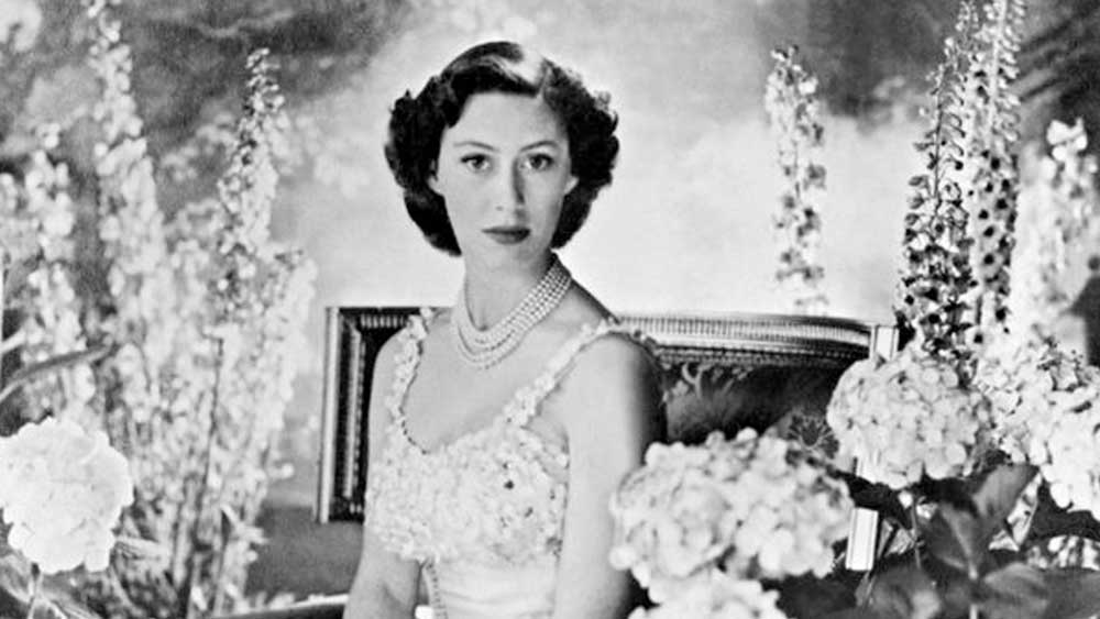 ১৯৪৭ সালে বিয়ে হয়ে যায় দিদি এলিজাবেথের। পরের ৩ বছরের মধ্যে তিনি চার্লস এবং অ্যানের মা। ব্রিটিশ সিংহাসন থেকে আরও কিছুটা দূরে চলে যান মার্গারেট। সিংহাসন থেকে দূরত্ব বাড়লেও অভিজাত মহলে তিনি ক্রমশই জনপ্রিয় হয়ে উঠছিলেন। ব্যক্তিত্ব এবং সৌন্দর্যের জন্য তাঁর উপস্থিতির দিকে তাকিয়ে থাকত সমাজের অভিজাত অংশ।