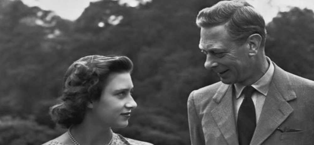 ১৯৫১ সালে মার্গারেটের ২১তম জন্মদিনের কয়েক মাস পরেই তাঁর বাবা ফুসফুসের ক্যানসারে গুরুতর অসুস্থ হয়ে পড়েন। বাবার নির্দেশে মার্গারেটকে কিছু রাজকর্তব্য পালন করতে হয়। কর্কটরোগের বিরুদ্ধে ৫ মাসের যুদ্ধে পরাজিত হয়ে ১৯৫২ সালের ৬ ফেব্রয়ারি মারা যান রাজা ষষ্ঠ জর্জ। সিংহাসনে বসেন তাঁর বড় মেয়ে, রানি দ্বিতীয় এলিজাবেথ।