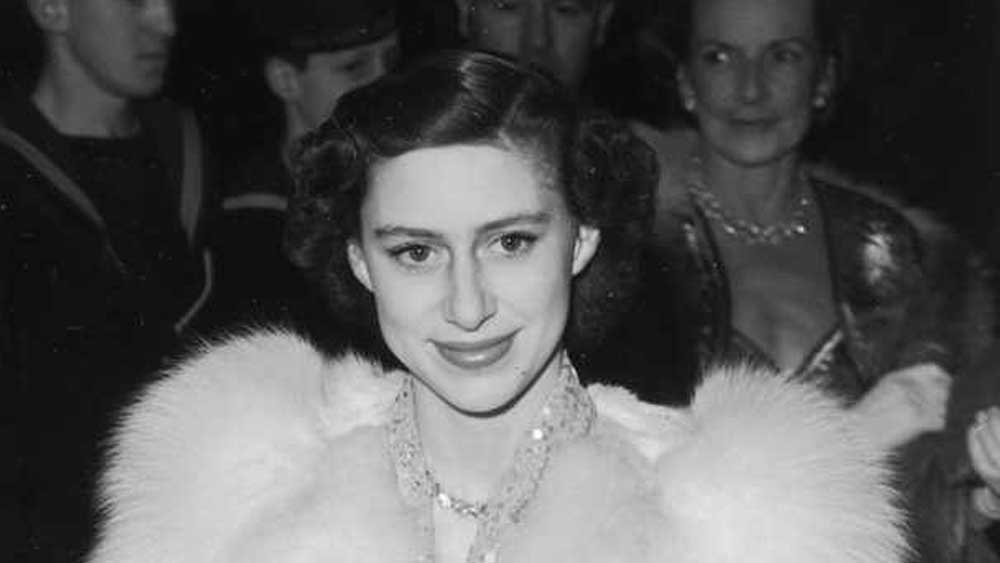 মার্গারেট-টাউনসেন্ড সম্পর্ক নিয়ে গুঞ্জন ছিলই। ১৯৫২ সালে রাজা ষষ্ঠ জর্জের মৃত্যু পরে টাউনসেন্ড তাঁর প্রথম স্ত্রী রোজমেরিকে ডিভোর্স করলে সেই গুঞ্জন আরও তীব্র হয়। বিয়ের স্বপ্নে বিভোর ছিলেন দু’জনেই। আপত্তি ছিল না মার্গারেটের মা এবং দিদিরও। কিন্তু বাদ সাধল রক্ষণশীল চার্চ অব ইংল্যান্ড এবং রাজনৈতিক ও কূটনৈতিক মহল। তৎকালীন ব্রিটিশ প্রধানমন্ত্রী উইনস্টন চার্চিলও ছিলেন এই সম্পর্কের বিরুদ্ধে। শেষ অবধি একে অন্যের কাছ থেকে দূরে সরে যাওয়ারই সিদ্ধান্ত নেন মার্গারেট এবং টাউনসেন্ড।