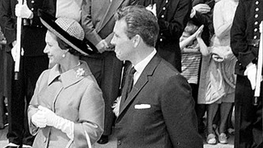 ১৯৫৮ সালে ব্রিটিশ চিত্রগ্রাহক তথা পরিচালক অ্যান্টনি আর্মস্ট্রং জোন্সের সঙ্গে এক পার্টিতে আলাপ হয় মার্গারেটের। সুন্দরী রাজকন্যার পাণিপ্রার্থী হতে সময় নেননি জোন্স। কিন্তু মার্গারেট তাঁর প্রস্তাবে সম্মতি দেননি প্রথমে। ১৯৬০ সালে টাউনসেন্ড তাঁকে জানান তিনি এক বেলজিয়ান তরুণীকে বিয়ে করতে চলেছেন এবং ওই তরুণীকে দেখতে নাকি মার্গারেটের মতোই। শোনা যায়, এ কথা শোনার পরেই জোন্সের সঙ্গে নিজের বিয়ের কথা ঘোষণা করেন মার্গারেট।