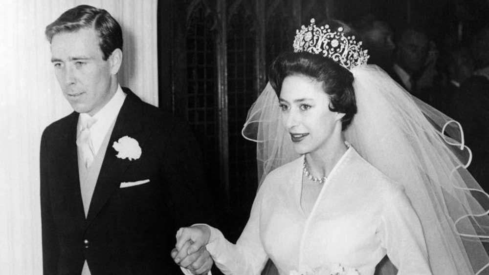 চুনি এবং হিরে বসানো আংটি দিয়ে মার্গারেটকে প্রোপোজ করেন জোন্স। ওয়েস্টমিনস্টার অ্যাবেতে তাঁদের বিয়ে হয় ১৯৬০ সালের ৬ মে। ব্রিটিশ রাজপরিবারে তাঁদের বিয়েই প্রথম সম্প্রচারিত হয়েছিল টেলিভিশনে। ব্রিটিশ রাজপরিবারে বিয়ের সূত্রে জোন্সের নতুন উপাধি হয় ‘আর্ল অব স্নোডন’। ১৯৬১ সালে ছেলে ডেভিড এবং ১৯৬৪-তে মেয়ে সারা-র জন্ম দেন মার্গারেট। বিয়ের পরে স্বামীর সূত্রে সমাজের বিভিন্ন মহলে তাঁর অবাধ গতি তৈরি হয়। বহু ক্ষেত্রেই তিনি রাজপরিবারের বিধিনিষেধ ভেঙেছিলেন।