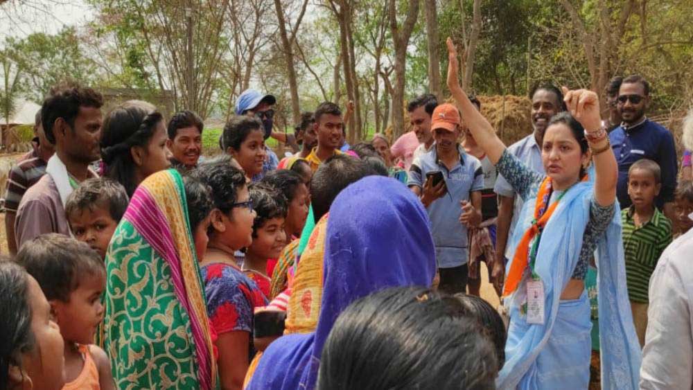  জনতার মাঝে ভোটপ্রচারে জুন মালিয়া। 