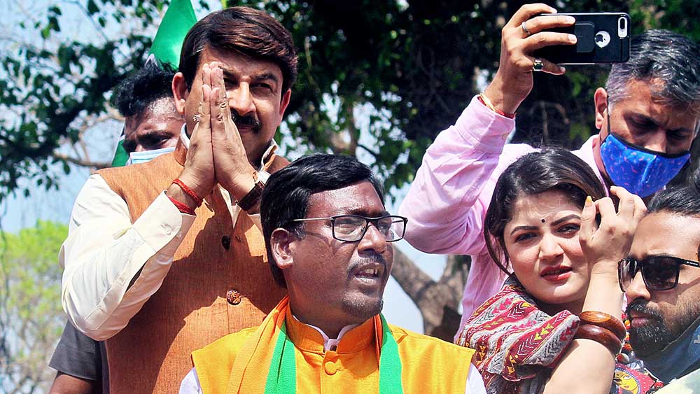 বিজেপির প্রার্থীর সঙ্গে মনোজ তিওয়ারি ও শ্রাবন্তী। ছবি: সঙ্গীত নাগ।