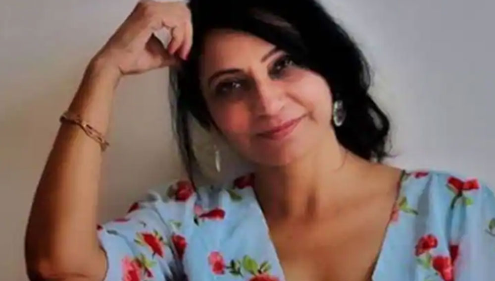 স্কুলের চাকরি ছেড়ে ৫২ বছরে গীতা পাকাপাকি ভাবে অন্তর্বাস মডেলিং শুরু করেছেন। ক্যামেরার সামনে তাঁর সাহসী এবং আত্মবিশ্বাসী ফটোশ্যুট সৌন্দর্যের ধারণাই বদলে দিয়েছে।