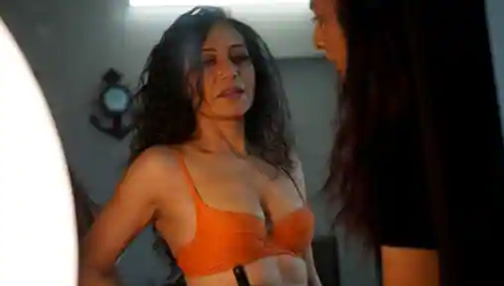 তারপর খুব অল্প সময়েই তিনি অন্তর্বাস মডেলিংয়ের জন্য ডাক পান। তবে এ বারে আর মডেলিং নিয়ে নেতিবাচক কথা শুনতে হয়নি তাঁকে। বরং পাশে পেয়েছেন পরিবারকে।