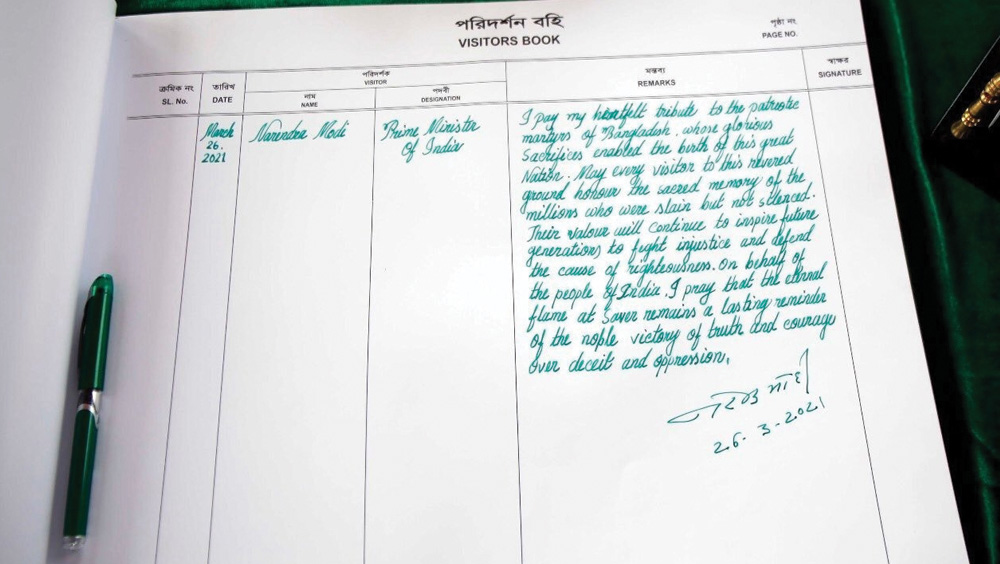 বাংলাদেশের জাতীয় স্মৃতি সৌধের অতিথিদের মতামতের খাতায় মোদীর  মন্তব্য ও সাক্ষর। 