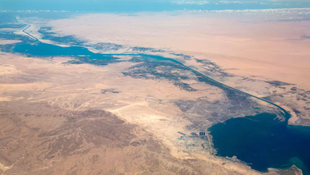 সুয়েজ খাল পার হওয়ার সময়ই হাওয়ার দাপটে আংশিক উল্টে যায় জাহাজটি। জাহাজটি ৪০০ মিটার লম্বা এবং ৫৯ মিটার চওড়া। জাহাজটি সরানোর কাজ চলছে জোরকদমে। খুব দ্রুত সুয়েজ খালের রাস্তা ফাঁকা না করা গেলে বিশ্ব জুড়ে বাণিজ্যে বড় ক্ষতির আশঙ্কা রয়েছে। যার প্রভাব পড়তে পারে মধ্যবিত্তের পকেটেও।