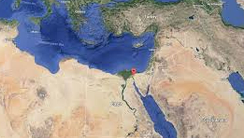 ১৮৫৯ সাল থেকে ১৮৬৯ সাল পর্যন্ত লাগাতার পরিশ্রমে তৈরি হয়েছিল এই খাল। ১৮৬৯ সালের ১৭ নভেম্বর এর আনুষ্ঠানিক সূচনা। এই জলপথ তৈরির আগে ইউরোপ থেকে এশিয়ায় কোনও জাহাজ আসতে গেলে উত্তর আটলান্টিক সাগর হয়ে আফ্রিকা বরাবর ভারত মহাসাগর হয়ে পৌঁছতে হত। এই খালের ফলে উত্তর আটলান্টিক থেকে ভূমধ্যসাগর এবং লোহিত সাগরের মধ্যে দিয়েই অনেক কম সময়েই ভারত মহাসাগরে এসে পড়ে বাণিজ্য জাহাজগুলি।