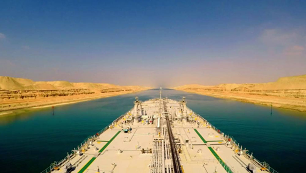 ২০১৪ সালে মিশর সরকার খালটির প্রস্থ আরও বাড়ানোর কাজ শুরু করে। যাতে এর ধারণ ক্ষমতা দৈনিক ৪৯টি জাহাজ যাতায়াতের থেকে বেড়ে হয় ৯৭টি। এর জন্য খালটির প্রস্থ আরও ৩৫ কিলোমিটার বাড়ানো হয়। এই প্রকল্পের আনুমানিক খরচ হয় ৫৯৪০ কোটি মিশরীয় পাউন্ড।