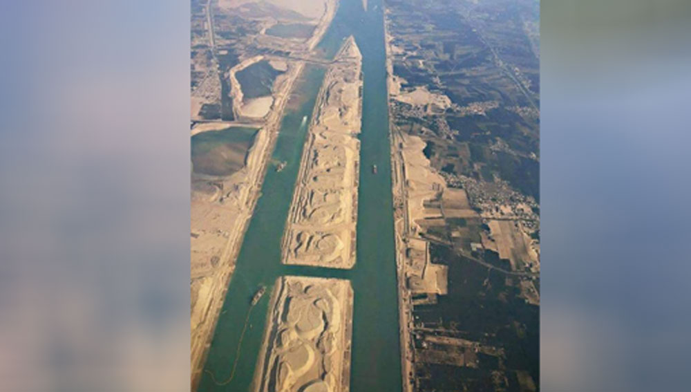 সারা বিশ্বের জলপথে বাণিজ্যের ৩০ শতাংশ শিপিং কন্টেনার এই খাল দিয়েই যাতায়াত করে। এই খাল দিয়ে সবচেয়ে বেশি মাল রফতানি করে রাশিয়া এবং সৌদি আরব। ভারত এবং চিন সবচেয়ে বেশি মাল আমদানি করে এই পথ দিয়ে।