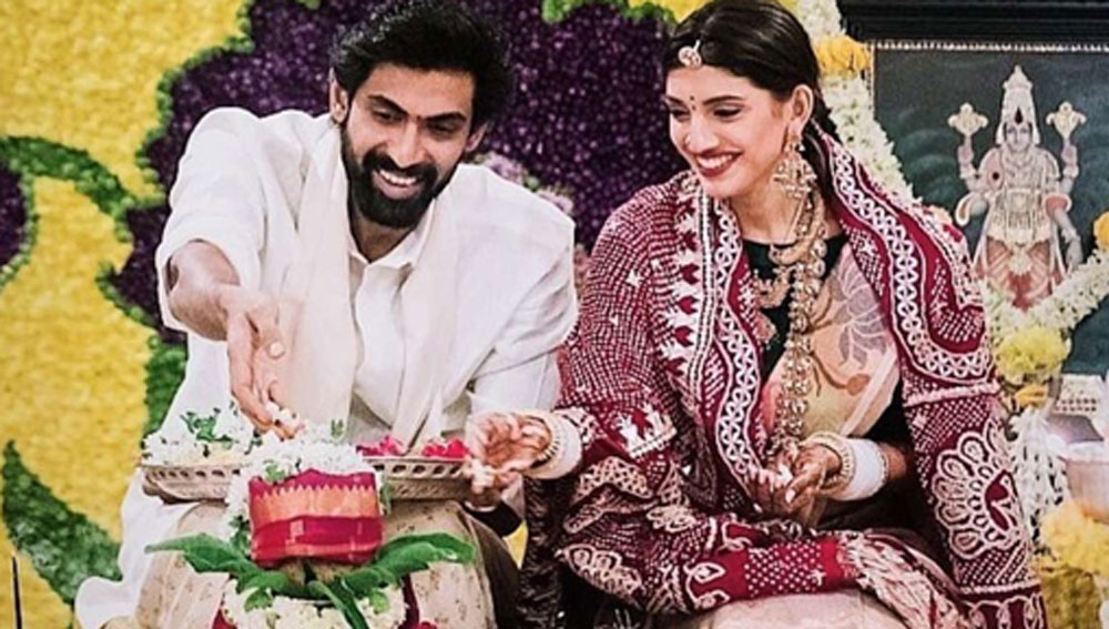 বিয়ের পর বছর ঘুরতে চললো। এ বছর নবদম্পতির প্রথম হোলি। করোনা পরিস্থিতির কথা মাথায় রেখে বাড়িতেই পরিবারের সঙ্গে দিনটি উপভোগ করবেন নাকি তাঁদের আলাদা কোনও পরিকল্পনা রয়েছে তা দেখার অপেক্ষায় অনুরাগীরা।