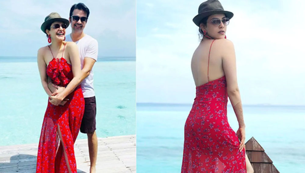 স্বামী গৌতম কিচলু একজন  উদ্যোগপতি। বিয়ের পর মলদ্বীপে মধুচন্দ্রিমায় গিয়েছিলেন তাঁরা। এ বার হোলিতেও কি অন্য কোনও জায়গায় ধরা দেবেন দু’জনে?