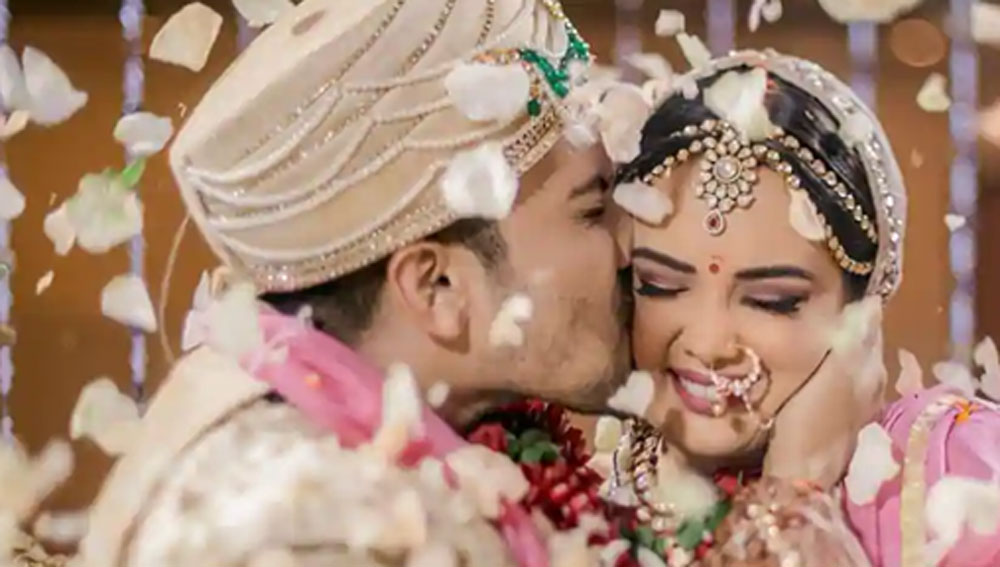 অভিনেত্রী শ্বেতা তাঁর দীর্ঘ দিনের প্রেমিকা। স্ত্রী-র সঙ্গে এই প্রথম হোলি খেলতে চলেছেন তিনিও।