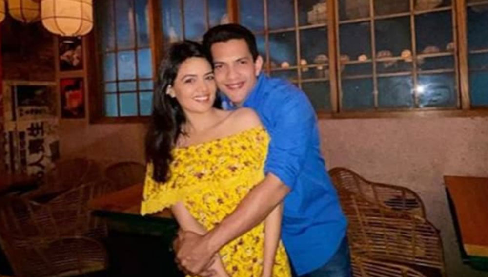 নেহা এবং রোহনপ্রীতের বিয়ের দু’মাসের মধ্যে আদিত্য নারায়ণও বিয়ে সেরে নেন। জুহুর ইসকন মন্দিরে অভিনেত্রী শ্বেতা আগরওয়াল ও গায়ক আদিত্যর বিয়ে হয়। বিয়ের অনুষ্ঠান খুবই ছোট করে হয়েছে। কাছের বন্ধুবান্ধব, পরিবার ও আত্মীয়রাই শুধু ছিলেন। কোভিড পরিস্থিতির কথা মাথায় রেখেই এই সিদ্ধান্ত নেওয়া হয়েছিল।