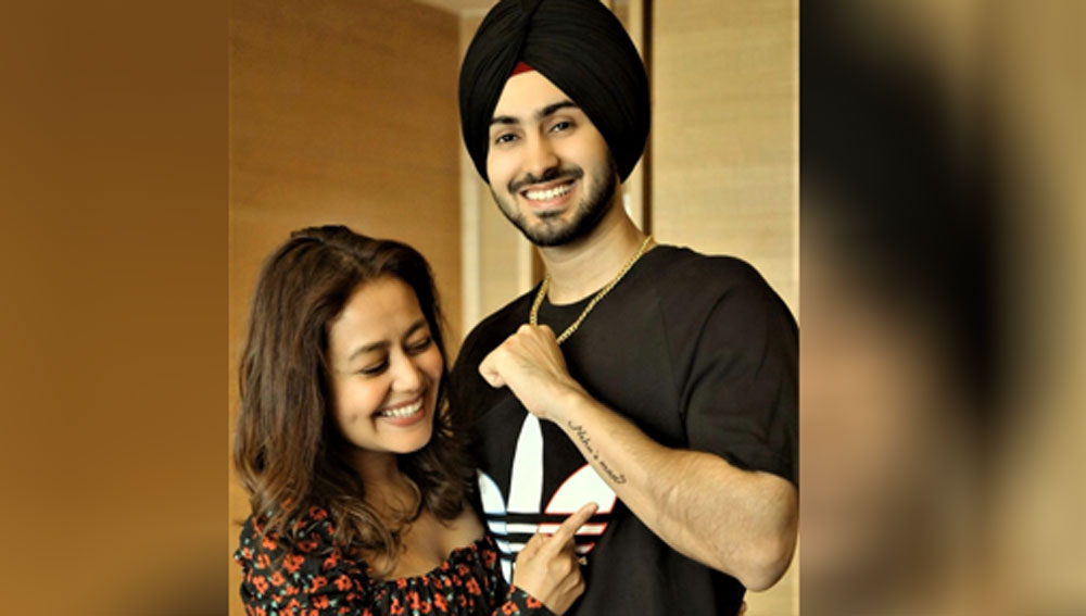 সম্প্রতি স্বামীর সঙ্গে ভালবাসার দিনটি উদ্‌যাপন করেছেন নেহা। স্বামী উপহার হিসাবে নেহার নামে ট্যাটু করিয়েছিলেন নিজের হাতে। নেহার জন্য হোলিতেও কি এমনই আবেগাপ্লুত কিছু উপহার ভেবে রেখেছেন রোহন?