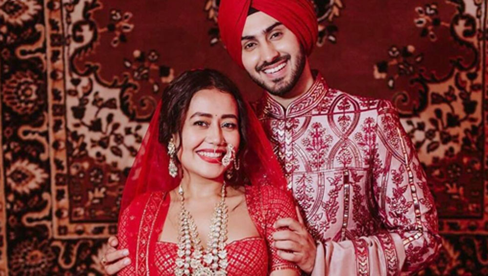 গত অক্টোবরে পাঞ্জাবি মতে বিয়ে হয় নেহা কক্করের। কখনও হলুদ শাড়ি, কখনও পিচ রঙের লেহঙ্গায় সেজে উঠেছিলেন তিনি। নেহার স্বামী রোহনপ্রীত সিংহও পঞ্জাবি গায়ক।