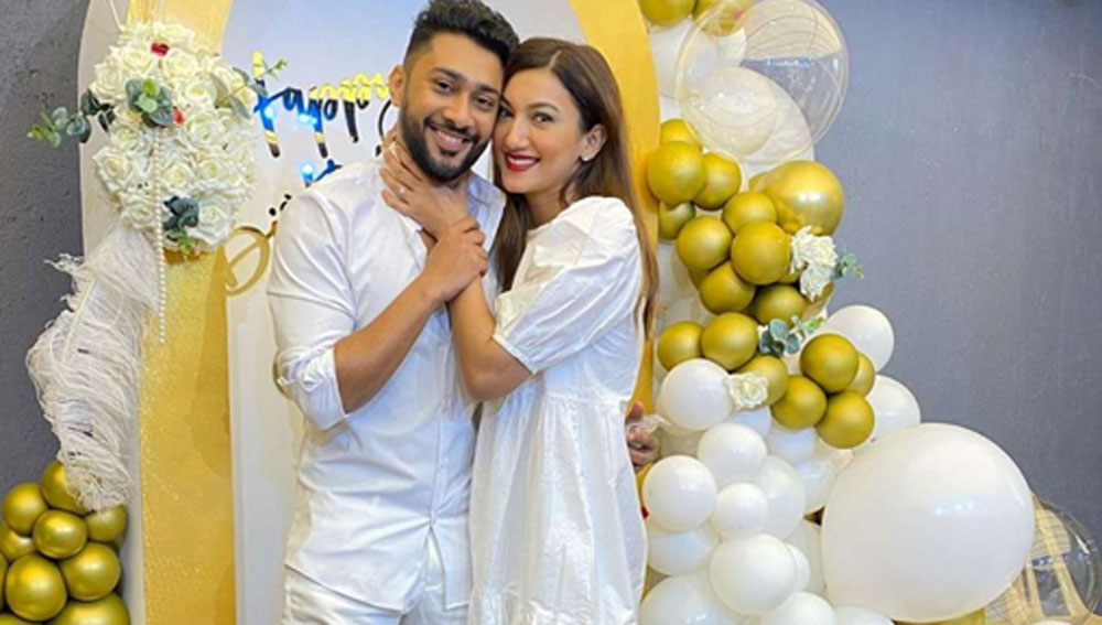 ২৫ ডিসেম্বর খুব ঘরোয়া একটি অনুষ্ঠানে চারহাত এক হয়ে গওহর খান এবং জেইদ দরবারের। হোলি তো অনেক খেলেছেন। কিন্তু এই বছরটি তাঁদের কাছে একটু অন্যরকম। বিয়ের পর এই প্রথম হোলি খেলবেন দু’জনে।